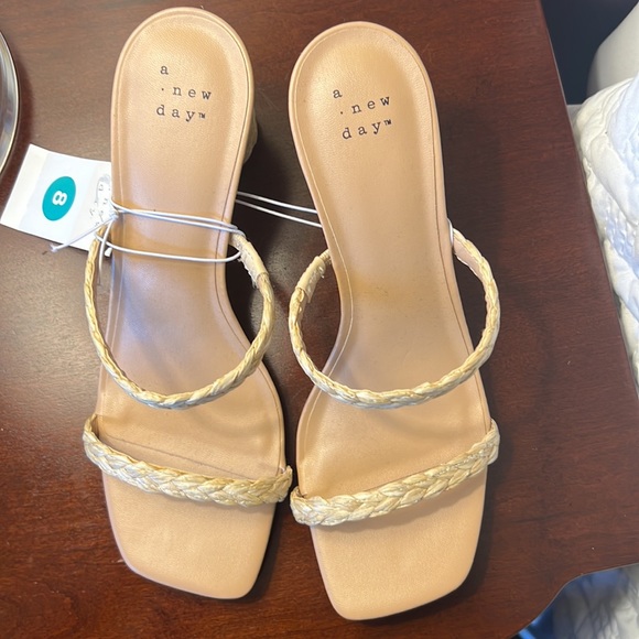 a. new Day Straw sandle from target brand new - Picture 2 of 3